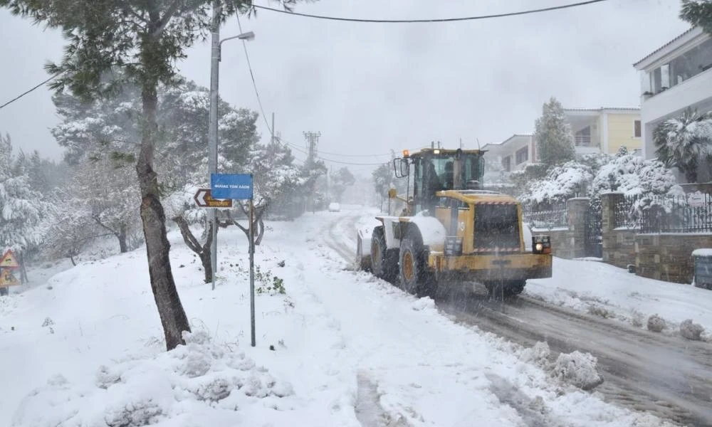 Στην «κατάψυξη» η χώρα μέχρι αύριο - Πού θα παραμείνουν κλειστά τα σχολεία